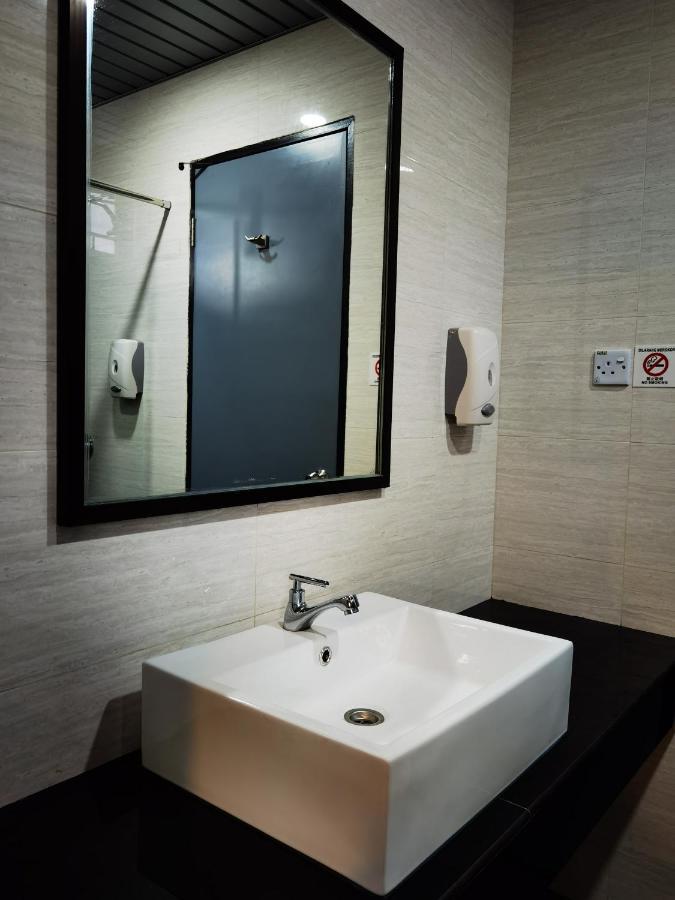 3-Plus Hotel Kota Kinabalu Exterior foto