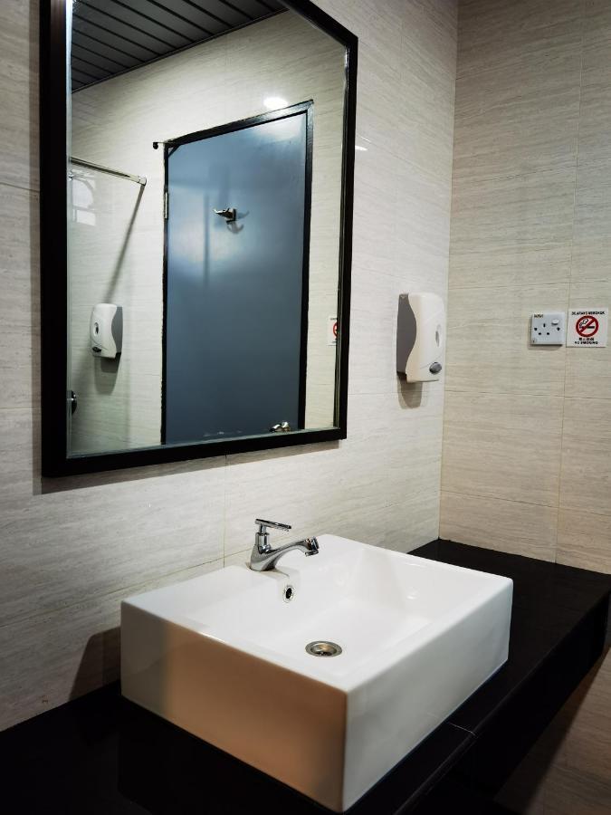 3-Plus Hotel Kota Kinabalu Exterior foto